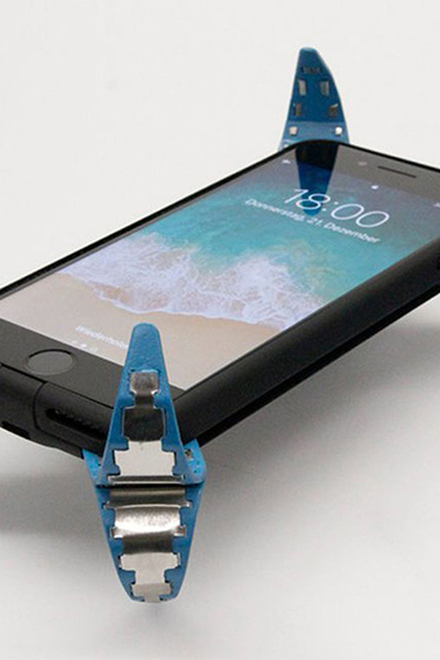 طالب ألماني يبتكر حقيبة هوائية لحماية الهواتف عند السقوط